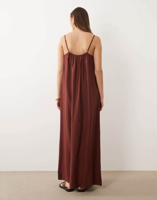 Vero Moda Tall – Weites Maxi-Trägerkleid aus Webstoff in Andorra-Rot mit Knitterstruktur, 3 von 4