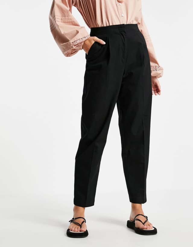 Vero Moda tapered pants in black