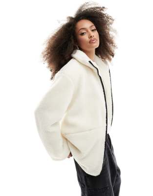 Vero Moda - Teddyfleece-Jacke in Hellbeige mit hohem Kragen, durchgehendem Reißverschluss und kontrastierendem Element-N...