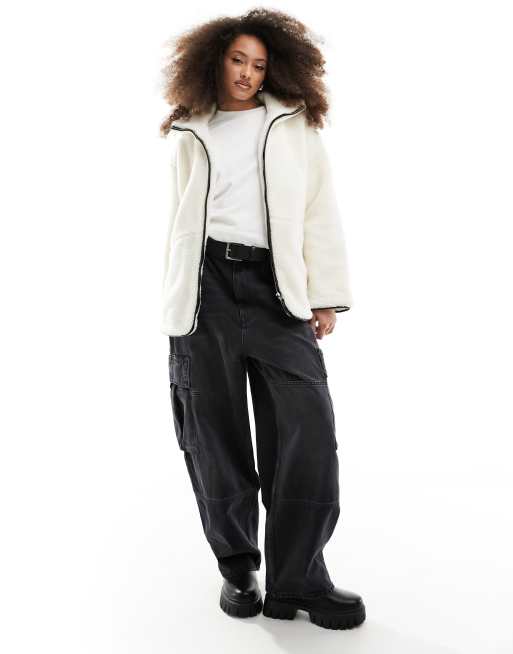 Vero Moda – Teddyfleece-Jacke in Hellbeige mit hohem Kragen, durchgehendem Reißverschluss und kontrastierendem Element, 3 von 4