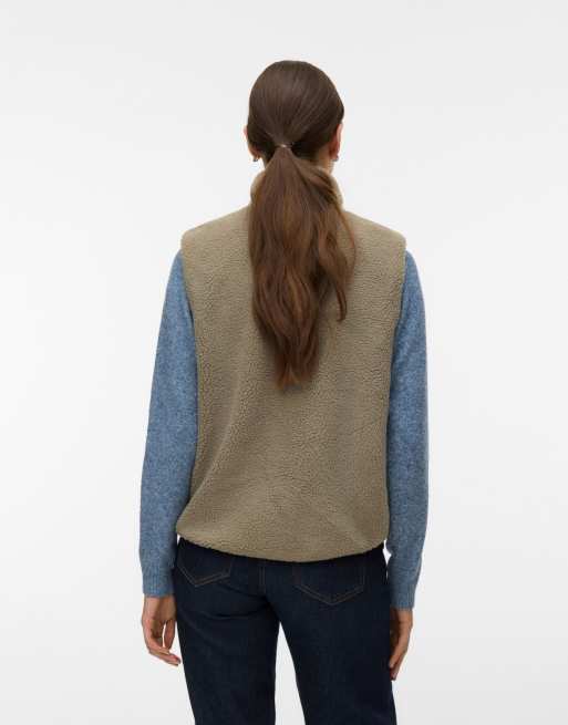 Vero Moda teddyväst i laurel oak, 2 av 5