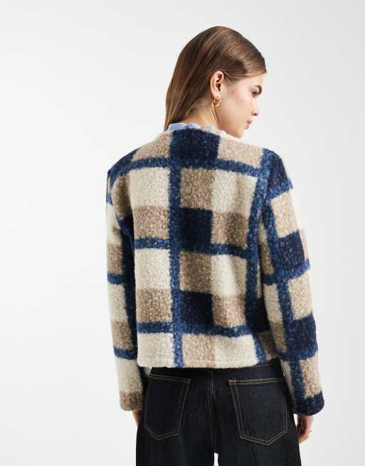 Vero Moda - Tekstureret kort jakke uden krave med beige og marineblå tern i bouclé, 4 af 4