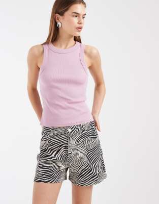 Vero Moda - Tess - Locker geschnittene Jeansshorts in Hellbeige mit Zebramuster und mittelhohem Bund-Mehrfarbig