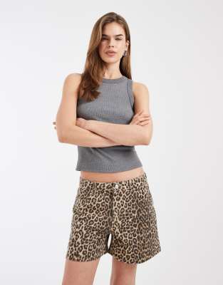 Vero Moda - Tess - Locker geschnittene Jeansshorts in Natur mit Leopardenmuster und mittelhohem Bund-Neutral