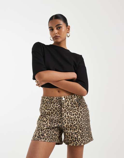 Vero Moda - Tess - Naturfarvede denimshorts med leopardprint og mellemhøj talje samt løs pasform, 2 af 5