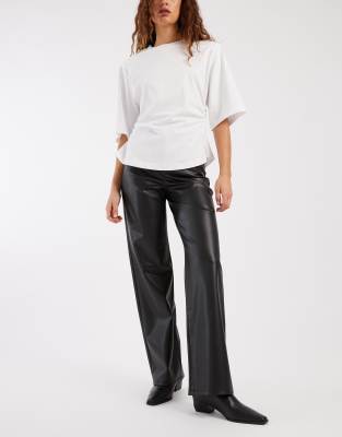Vero Moda - Tessa - Kunstlederhose in Schwarz mit hohem Bund und weitem Bein