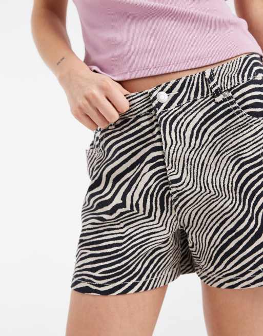Vero Moda Tessa mid rise loose fit denim shorts in oatmeal zebra print, 3 of 5
