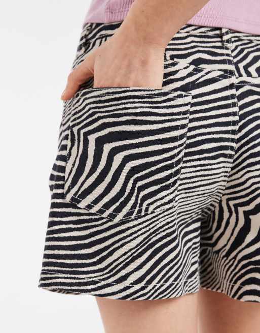 Vero Moda Tessa mid rise loose fit denim shorts in oatmeal zebra print, 4 of 5