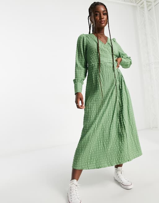 Vero textured wrap midi in green | ASOS