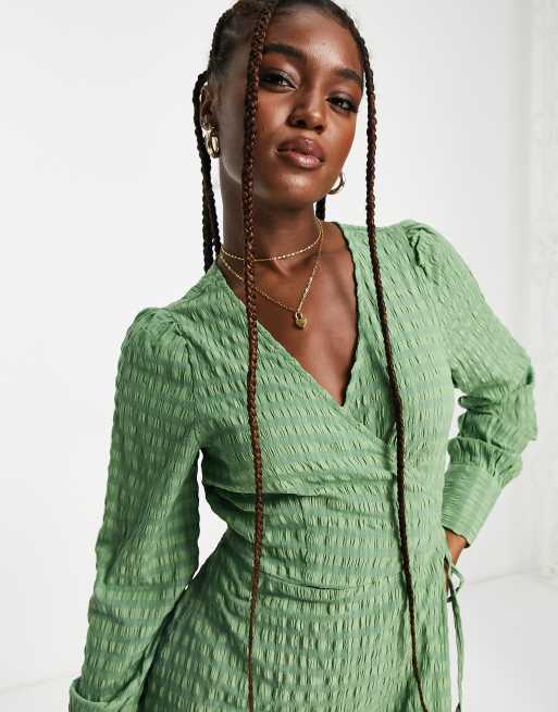 Vero textured wrap midi in green | ASOS