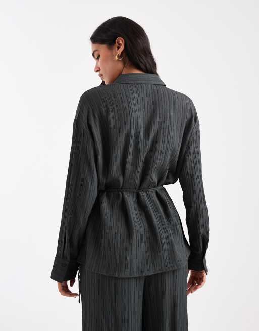 Vero Moda tie waist oversized plisse shirt in charcoal grey (part of a set), 2 of 4