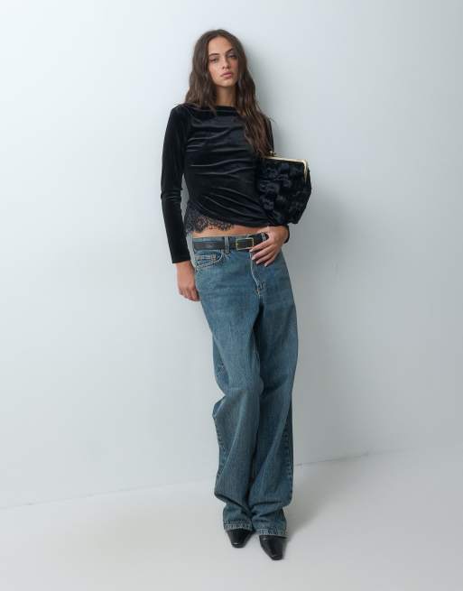 Vero Moda top asimétrico de terciopelo con cuello barco y detalle de encaje en negro, 2 de 5