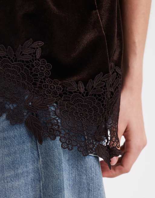Vero Moda top asimmetrico in velluto con dettaglio in pizzo, marrone cioccolato, 4 di 4