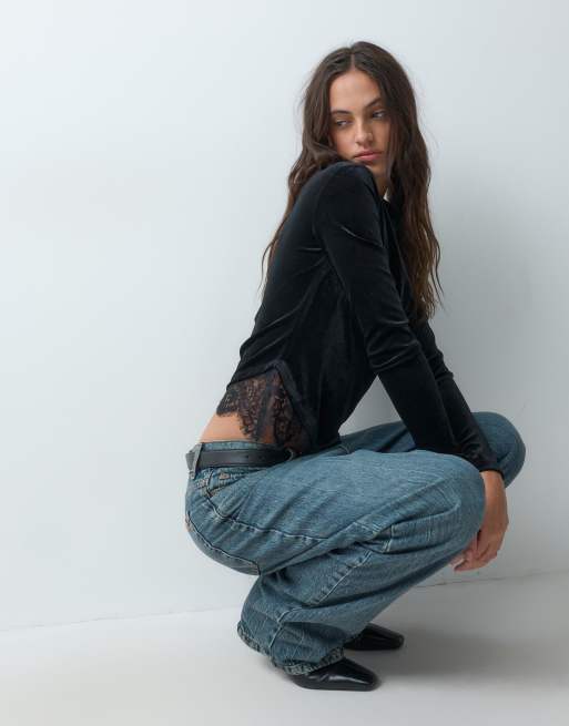 Vero Moda top asimmetrico in velluto con maniche lunghe, scollo a barchetta e dettagli in pizzo nero, 1 di 10