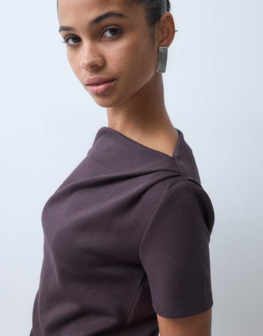 Vero Moda top asymétrique à manches courtes à encolure bateau avec détails en dentelle, marron chocolat, 3 de 5
