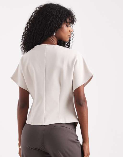 Vero Moda - Top met overslag en gehamerde metalen knoop in crème, 2 van 4