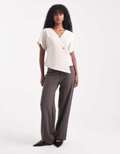 Vero Moda - Top met overslag en gehamerde metalen knoop in crème, 3 van 4