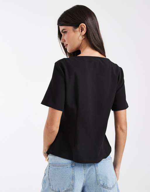 Vero Moda topp i vävt material med asymmetrisk fåll och mandarinliknande knäppning i svart, 4 av 4
