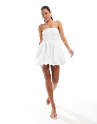 Vero Moda - Trägerloses Minikleid in Weiß mit Ballonsaum