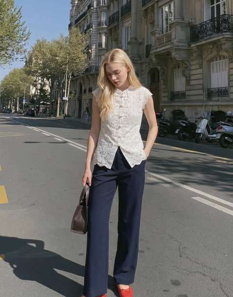 Vero Moda transparentes Spitzentop mit Verschluss im Mandarin-Stil in Weiß - view 1