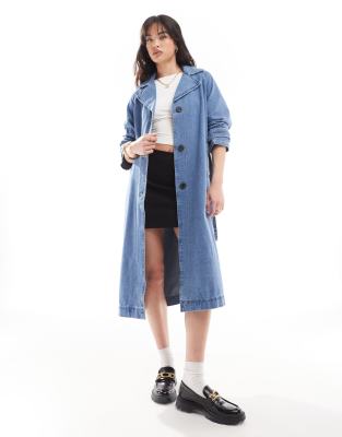 Vero Moda - Trenchcoat aus Denim in mittelblauer Waschung mit Gürtel