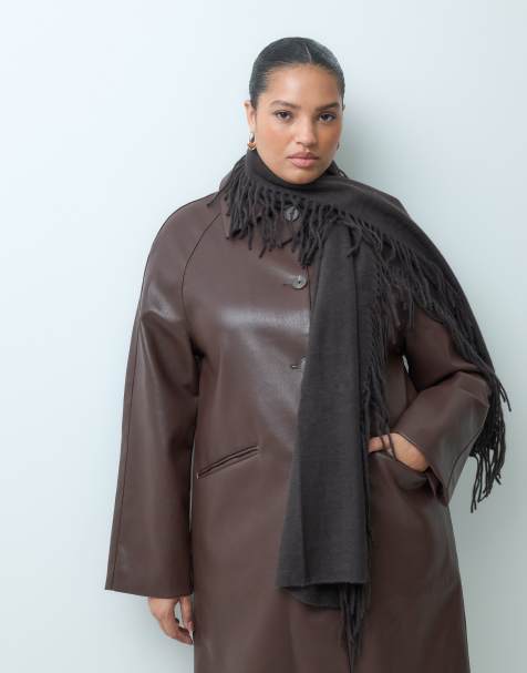 Vero Moda tørklæde med all-over frynse-detaljer i chokoladebrun - view 1