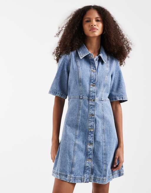 Vero Moda - Tætsiddende minikjole i denim med svaj og knapper foran i lyseblå vask, 2 af 4