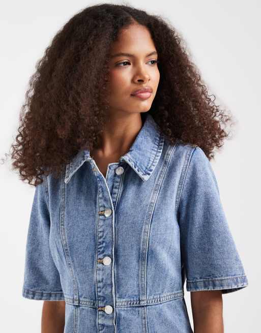 Vero Moda - Tætsiddende minikjole i denim med svaj og knapper foran i lyseblå vask, 3 af 4