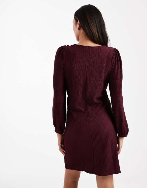 Vero Moda – Umstandsmode – Plissiertes, langärmliges Minikleid in Burgunderrot mit Blousonärmeln, 4 von 4