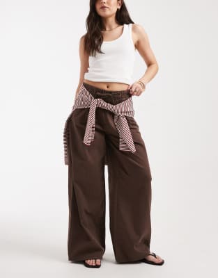 Vero Moda - Valeria - Weit geschnittene Schlupfjeans in schokobrauner Waschung mit mittelhohem Bund-Brown