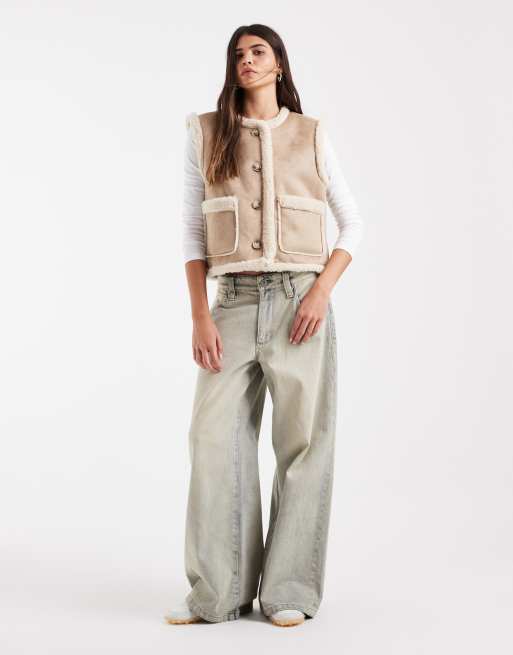 Vero Moda vest i ruskindslook med imiteret lammeskindsfor i neutral, 3 af 4