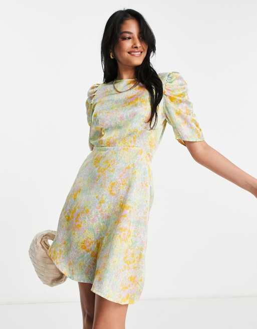 Vero Moda - Vestito corto in raso a fiori pastello con arricciatura