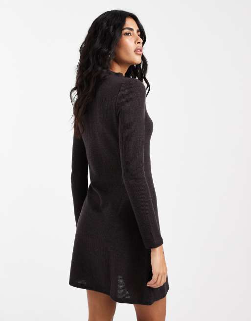 Vero Moda - Vestito corto marrone cioccolato in maglia a coste con collo alto, 4 di 4