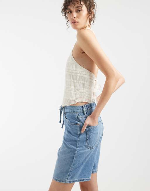 Vero Moda Villa mid-rise tie waist denim bermuda shorts in light blue wash, 2 of 5
