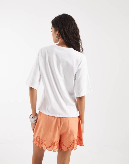 Vero Moda – Vit, kortärmad t-shirt med krabb- och pärldetalj, 4 av 4