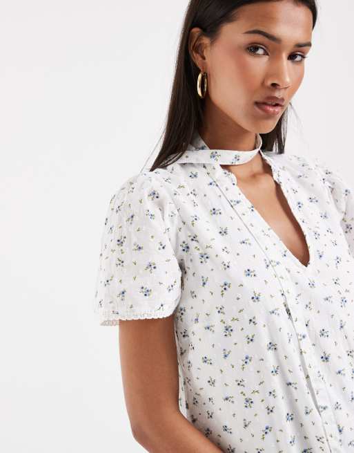 Vero Moda – Vit och blå, blommig miniklänning i poplin med knytning i midjan, spetskant och volangfåll, 3 av 4