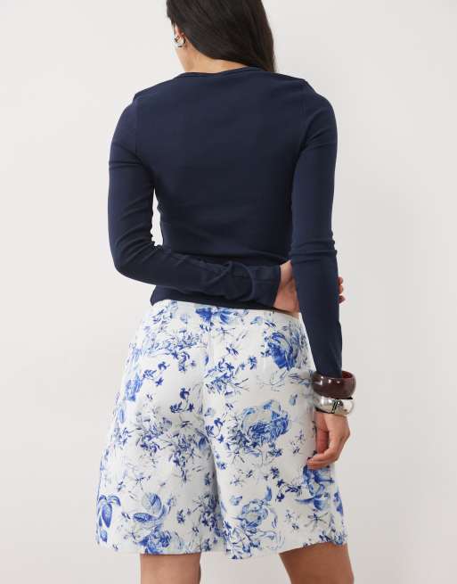 Vero Moda – Vit och blåblommig skort med medelhög midja, 4 av 5