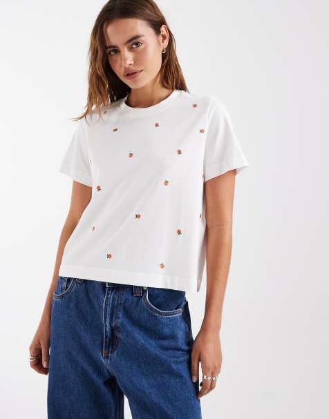 Vero Moda – Vit t-shirt med boxig passform och broderat persikomotiv - view 1