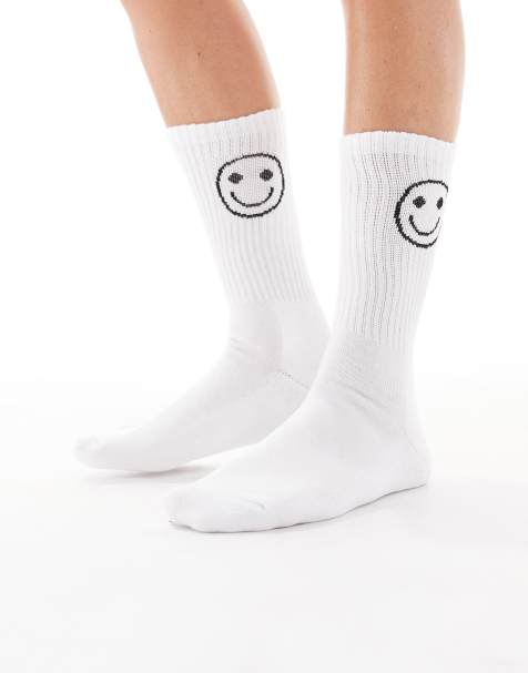 Vero Moda – Vita, chokladbruna, ribbade sportstrumpor med smiley-motiv - view 1
