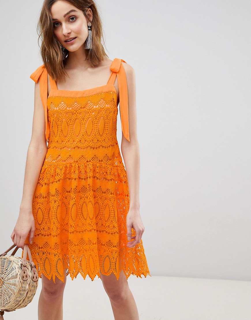 Vero Moda - Volledig kanten mini-jurk met strikbandjes in oranje