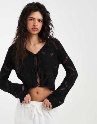 Vorne gebundene, gehäkelte Strickjacke in Schwarz mit Muster Schwarz M
