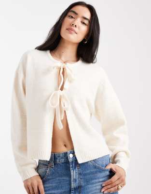 Vero Moda - Vorne gebundene, strukturierte Strickjacke in Cremeweiß meliert