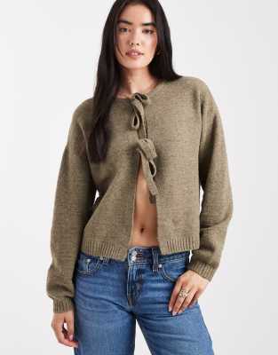 Vero Moda - Vorne gebundene, strukturierte Strickjacke in Olivgrün