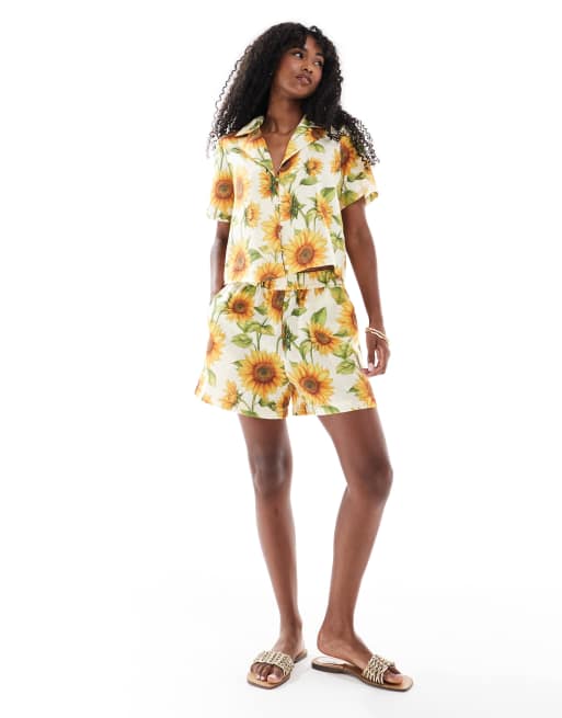 Vero Moda - Vævede shorts med høj talje og solsikkeprint - Del af sæt