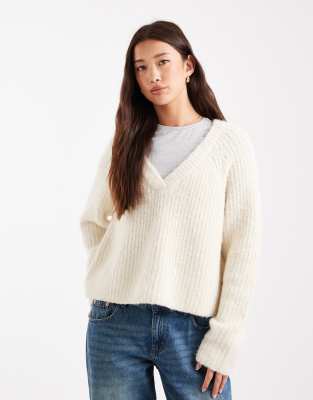 Vero Moda - Weicher flauschiger Strickpullover in Creme mit V-Ausschnitt-Weiß