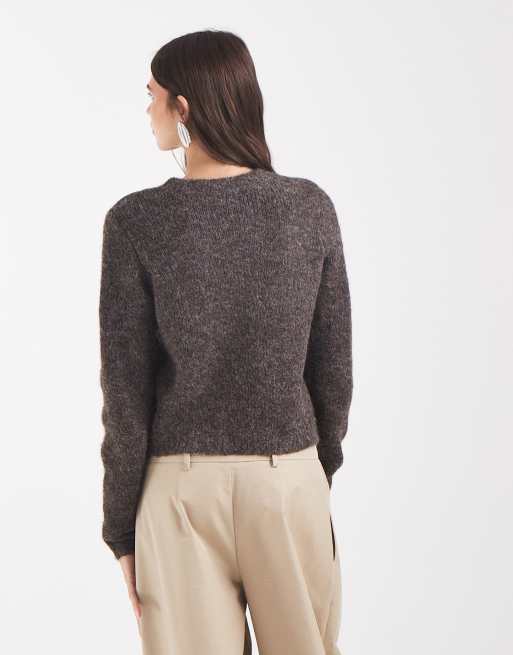 Vero Moda weicher, flauschiger Strickpullover mit Rundhalsausschnitt in Schokobraun, 4 von 4