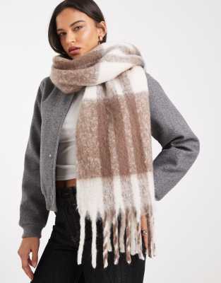 Vero Moda - Weicher Schal aus Bouclé mit Karomuster in Creme, Grau und Nerzbraun-Weiß