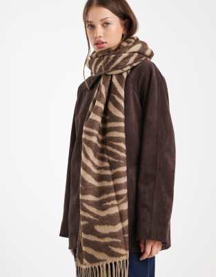 Vero Moda - Weicher Schal in Braun mit Jacquard-Animal-Print und Fransen-Brown