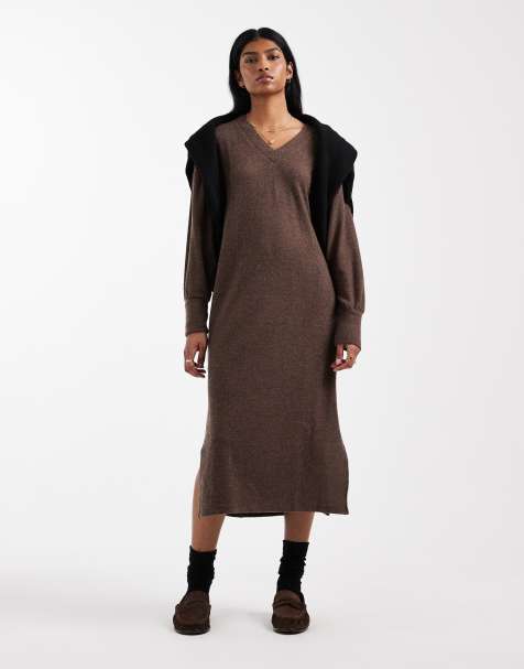 Vero Moda – Weiches, geripptes Midikleid aus Strick in meliertem Schokobraun mit V-Ausschnitt - view 1