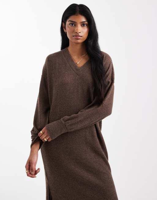 Vero Moda – Weiches, geripptes Midikleid aus Strick in meliertem Schokobraun mit V-Ausschnitt, 3 von 4